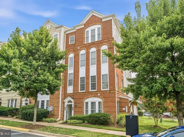 2392 Brookmoor Ln, Woodbridge, VA 22191