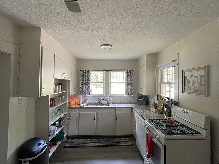 323 Mackechney St — Photo 3