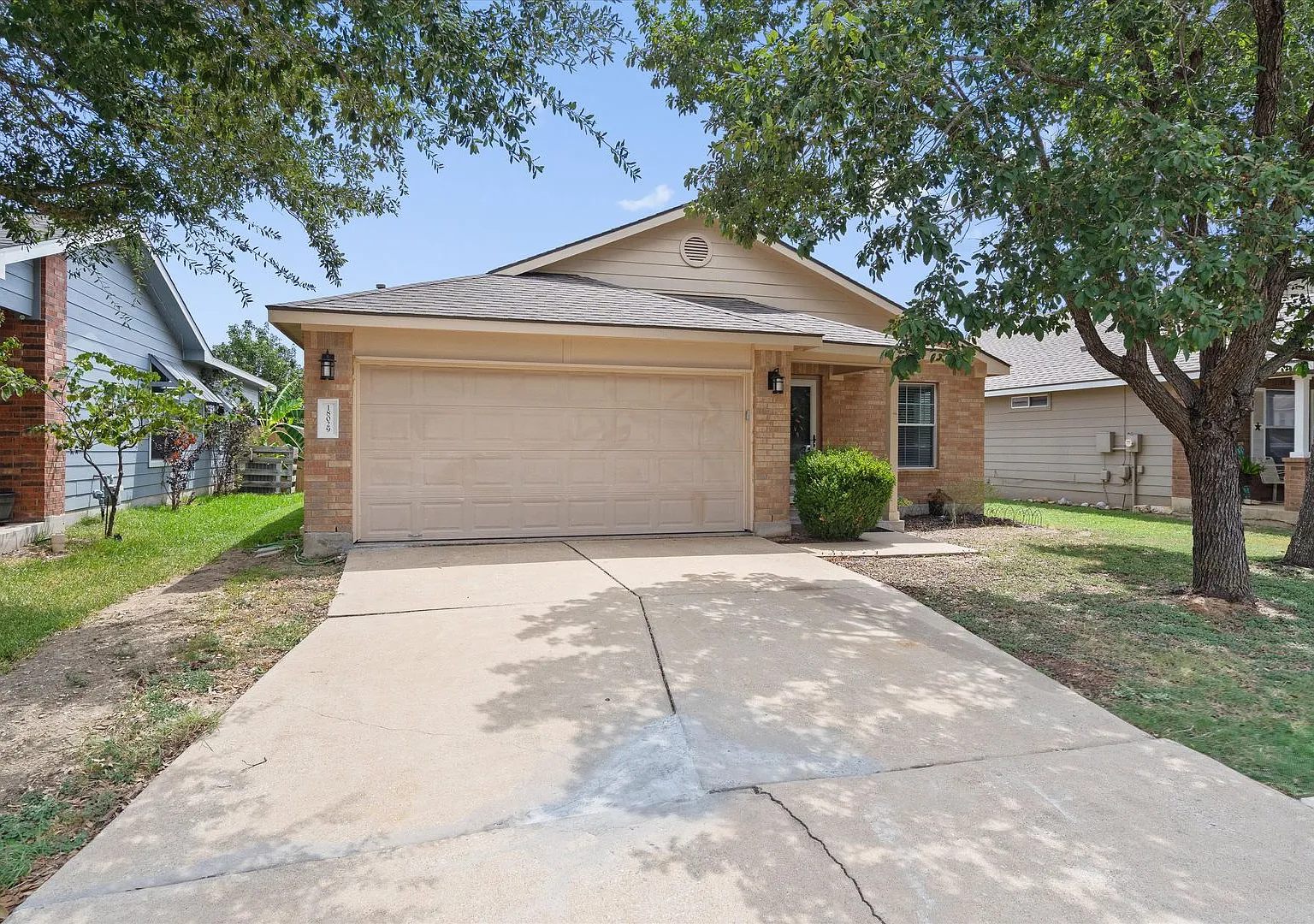 Easy 3 Bedroom, 2 Bath Home in Elgin w/ No Back Neighbors! — Photo 2