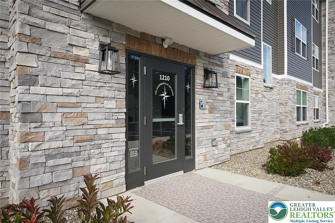 2 bed, 1350 sqft, $2,350 — Photo 4