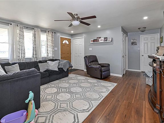 3rd image of 400 Circle Dr