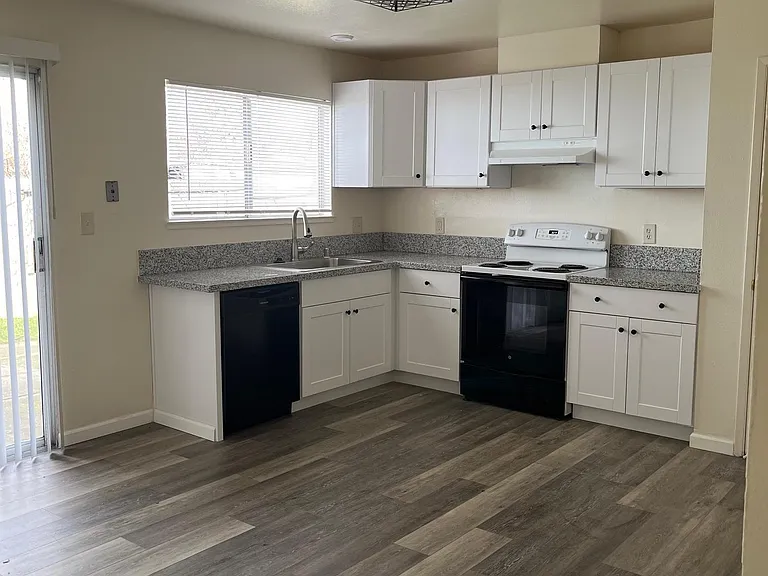 4009 Vosburg St — Photo 2