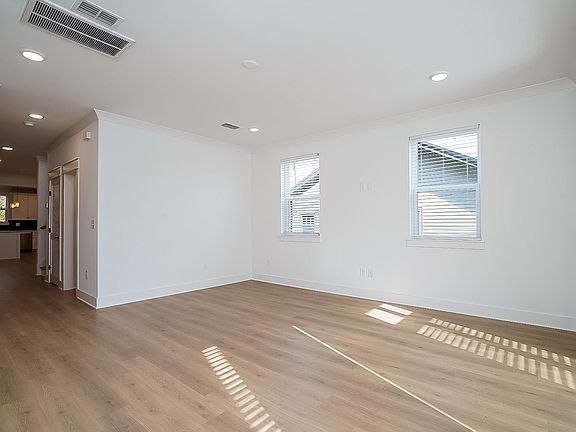 5th image of 320 Leafland Ave