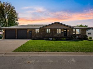 895 Parkview Dr, Holy Cross, IA 52053