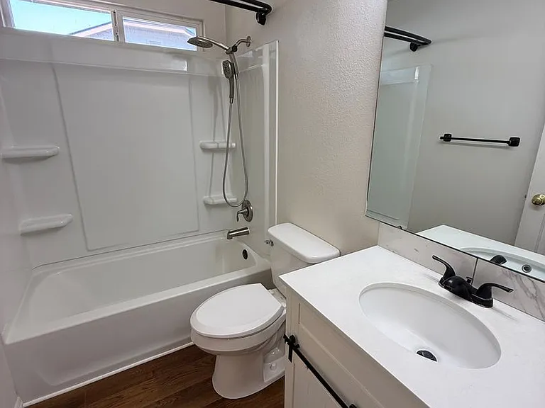 1033 W Pennwood St — Photo 6