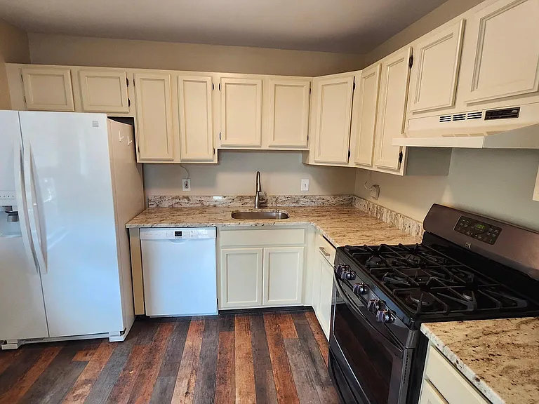 2102 Brookhaven Dr — Photo 3