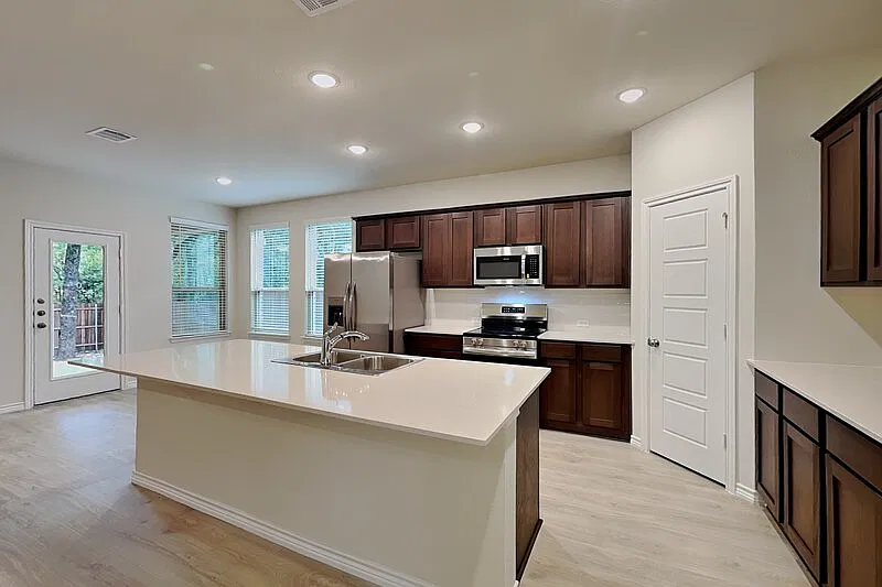 4 bed, 2.5 bath, 2023 sqft, $2,295 — Photo 4