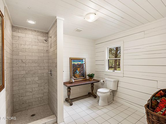 35th image of 284 Savannah Shores Dr