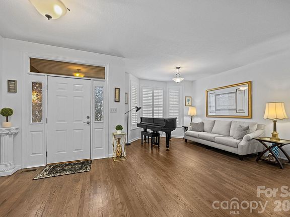 4th image of 403 Canonero Dr
