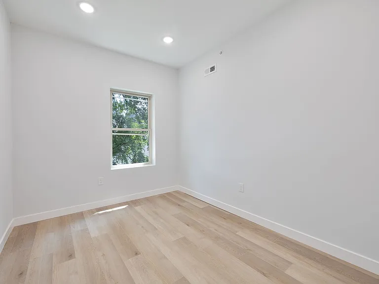 645 Brooklyn St — Photo 8
