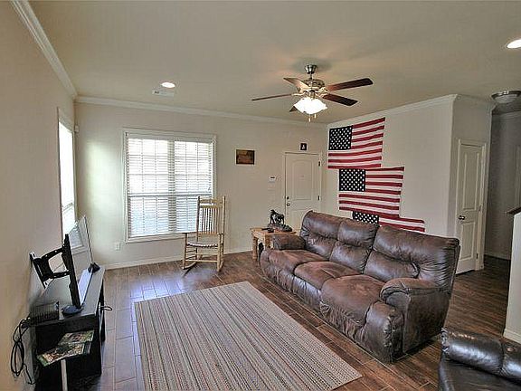 4th image of 104 Richards St