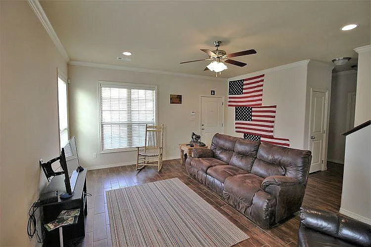 104 Richards St — Photo 4
