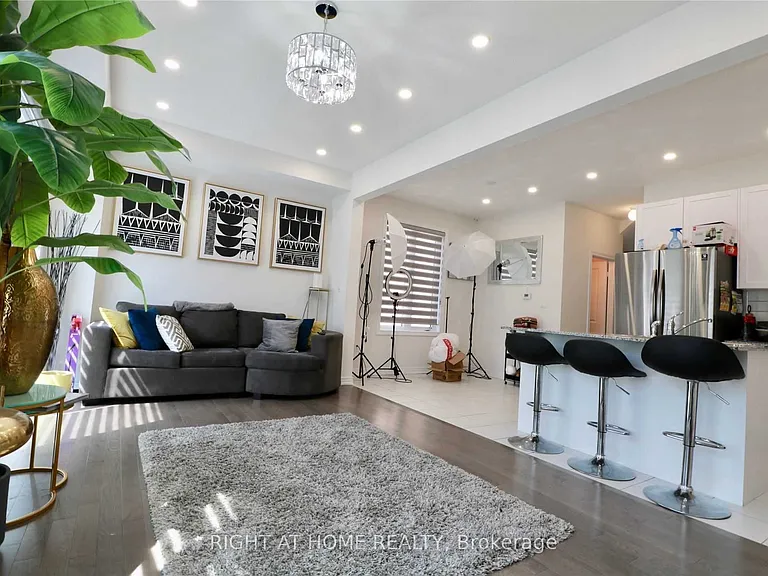 9 Conarty Cres — Photo 3