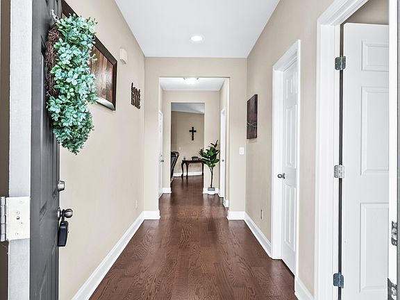 4th image of 591 Oakvale Ln