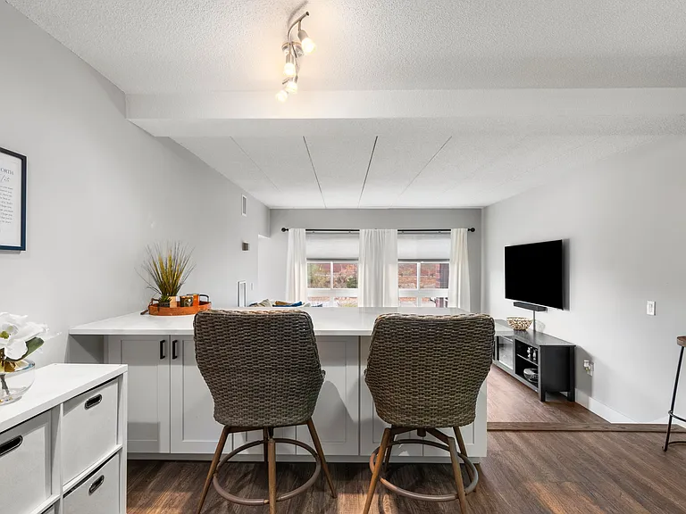 160 Burkhall St #212 — Photo 6