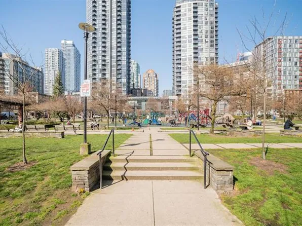 1188 Richards St #606, Vancouver, BC V6B 3E6