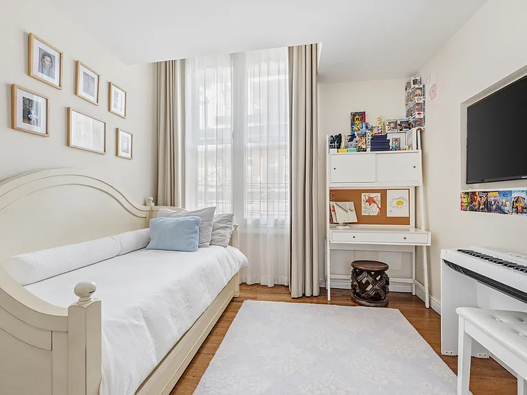 240 Centre St #4R — Photo 8