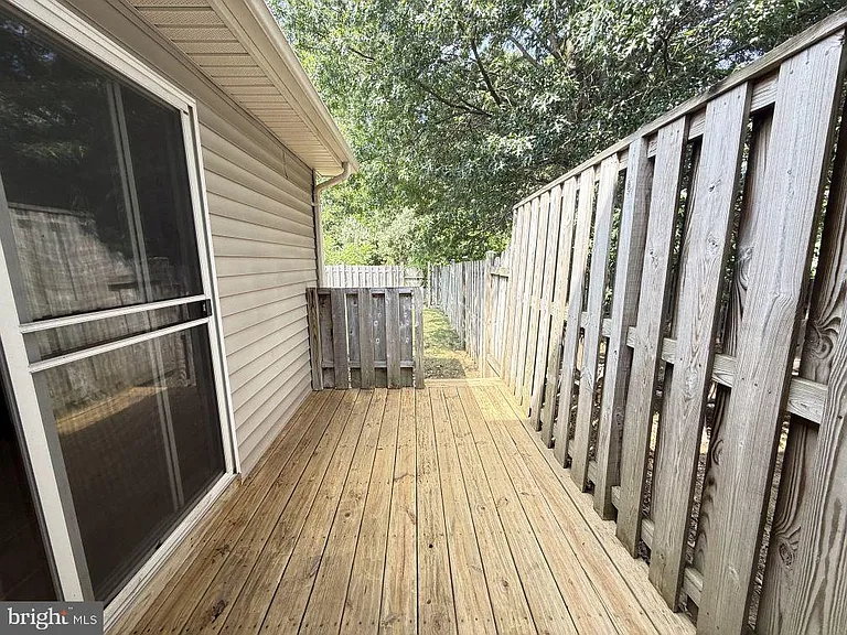 301 Sutton Ct — Photo 15