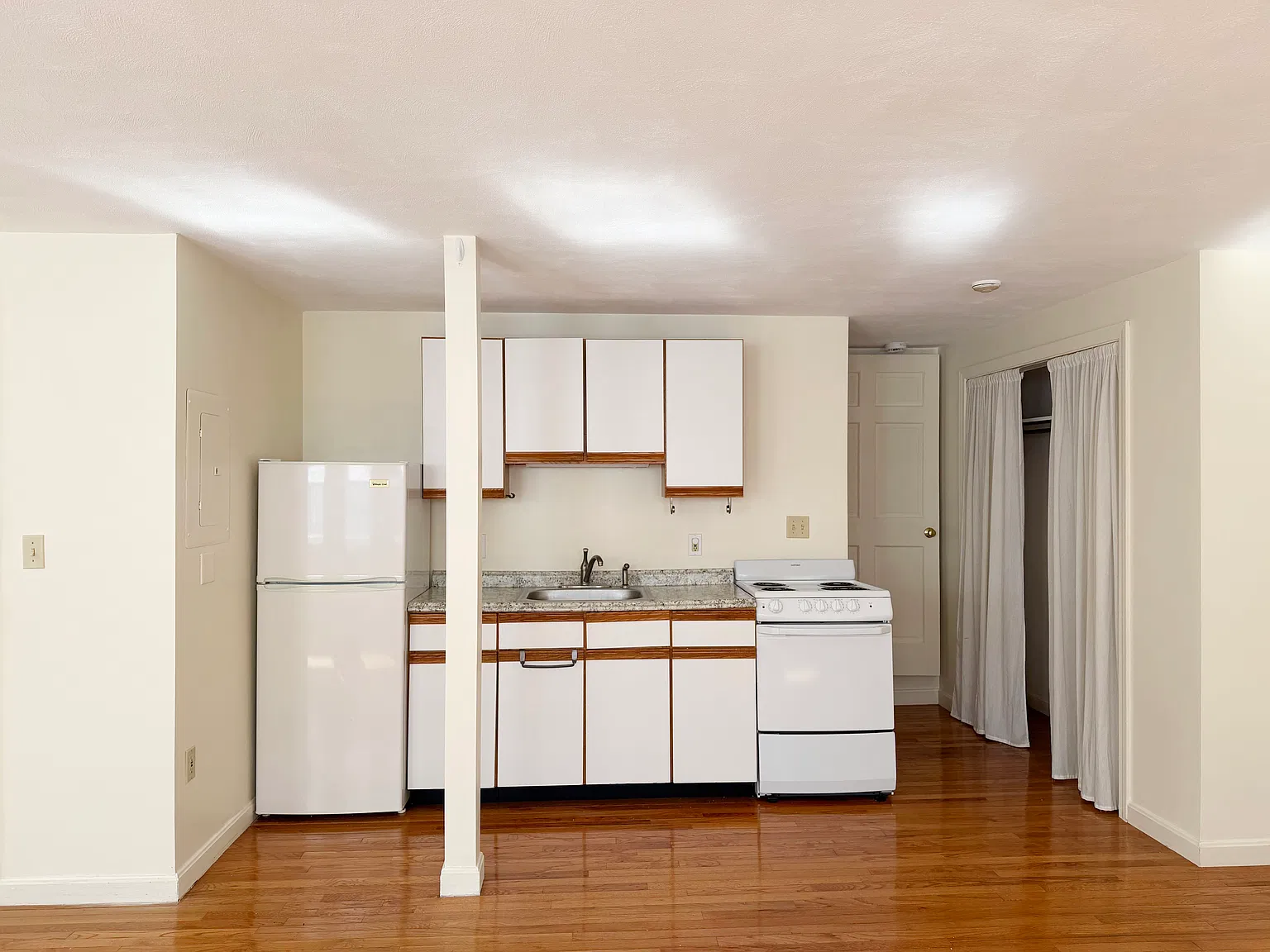 1 bed, 800 sqft, $1,900 — Photo 3