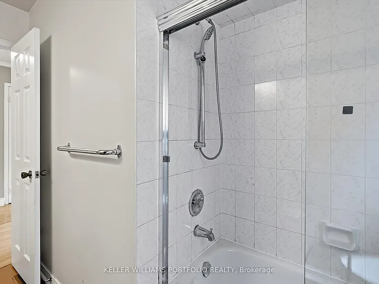 73 Jessica Gdns — Photo 35
