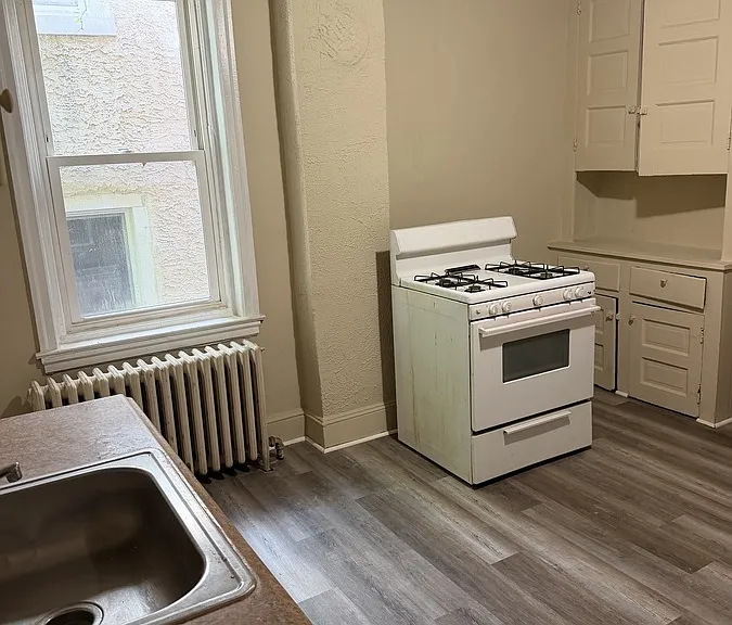 412 E Oak St — Photo 5