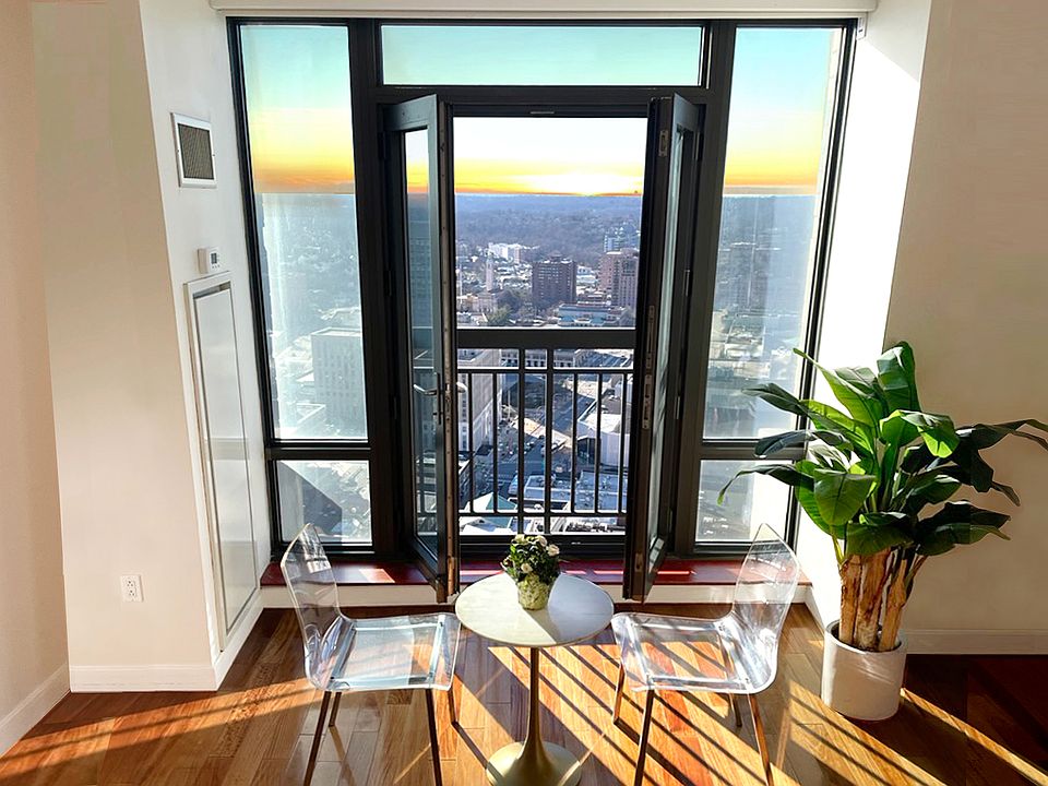 Balcony - Enjoy Views of Sunset and NYC Skyline