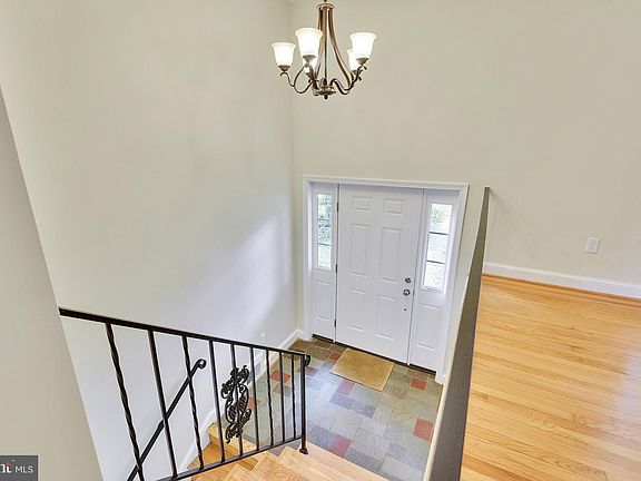 2nd image of 1916 Corliss Ct