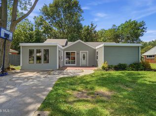 4 Greenbrier Ct, Bowling Green, OH 43402