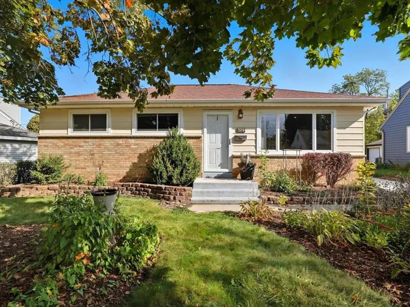 329 Parkfield DRIVE, West Bend, WI 53090