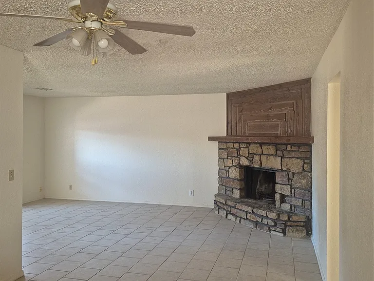1031 N Oak Ct — Photo 4