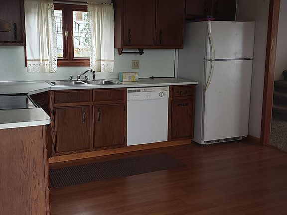 4th image of 450 Owen St