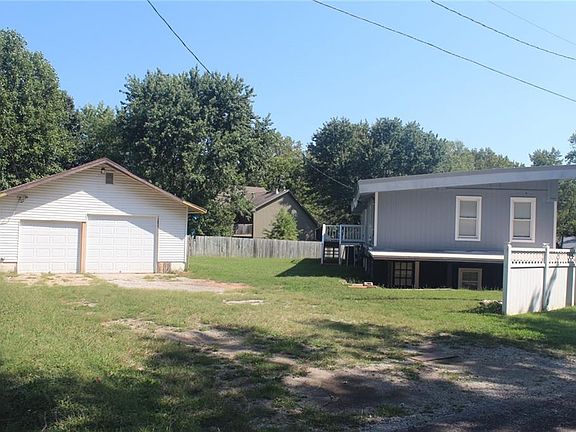 3rd image of 16004 Valentine Ave