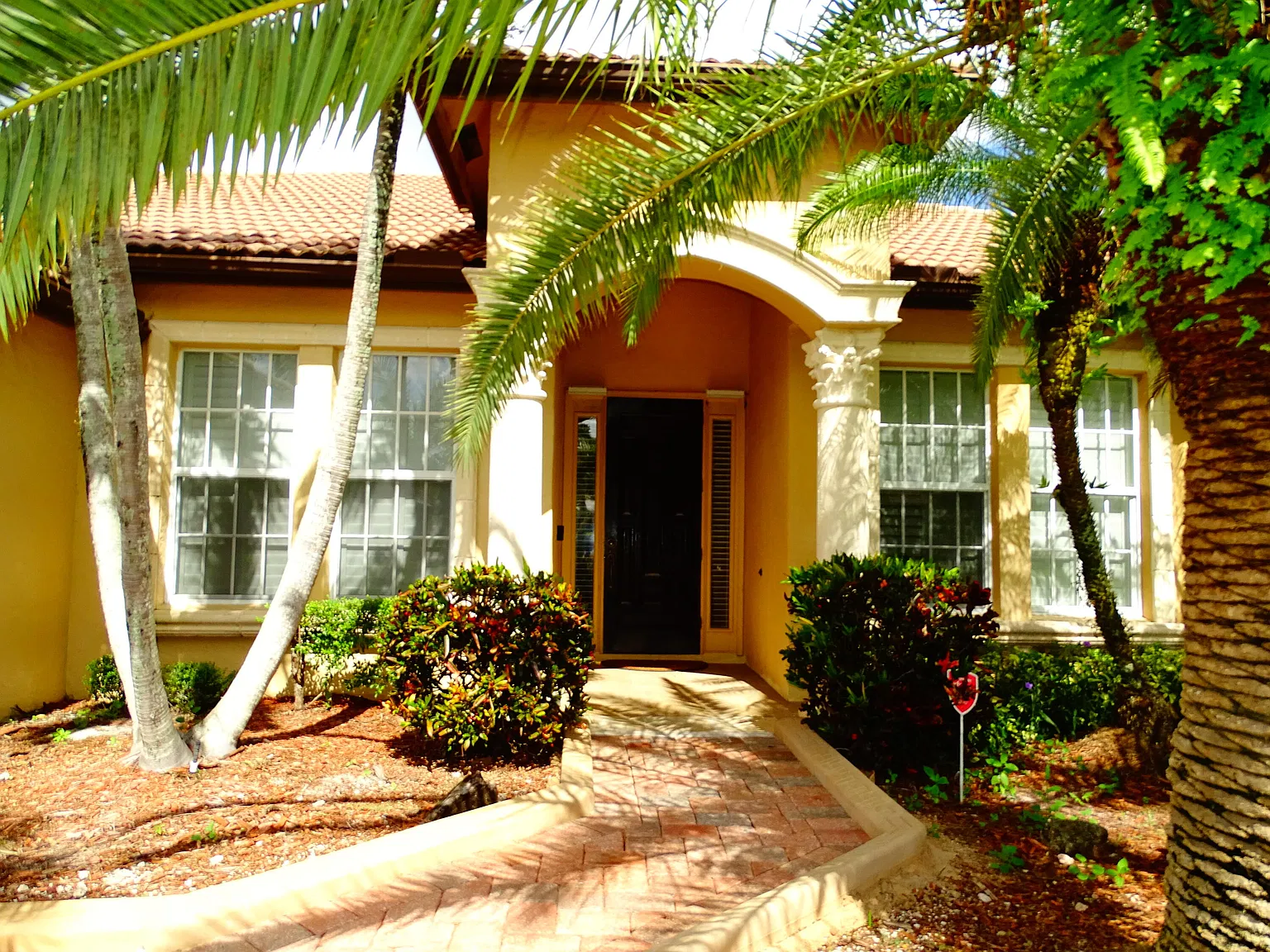 3 bed, 2.0 bath, 2376 sqft, $2,900 — Photo 2