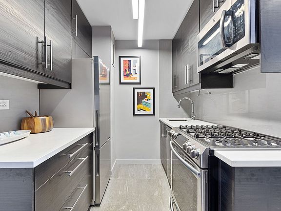 3rd image of 2025 Broadway APT 6H