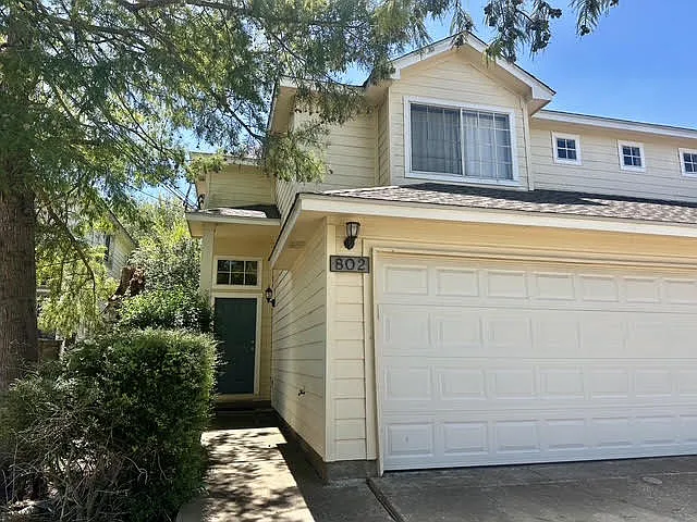 3 bed, 2.5 bath, 1300 sqft, $1,600 — Photo 2