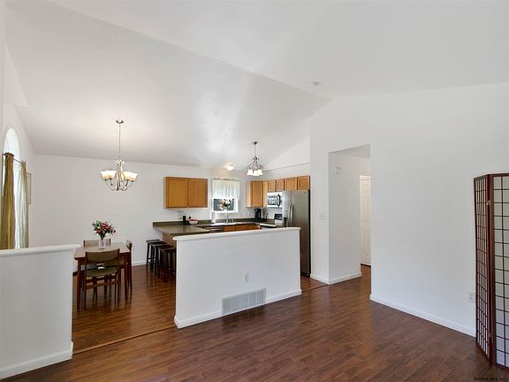 4th image of 5 Santee Dr