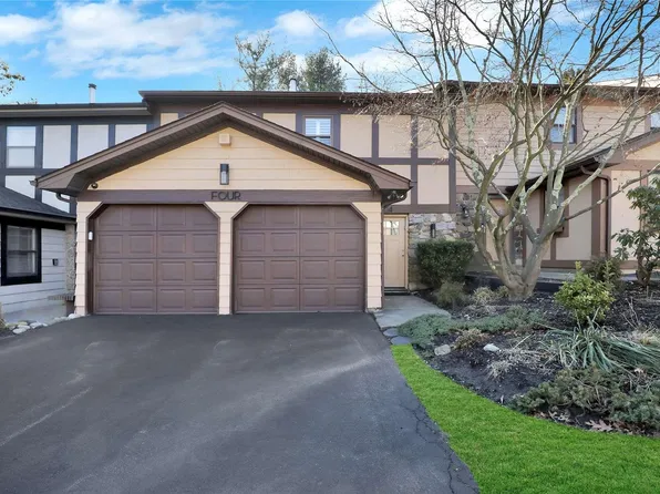 4 Village Lane #34, Woodbury, NY 11797