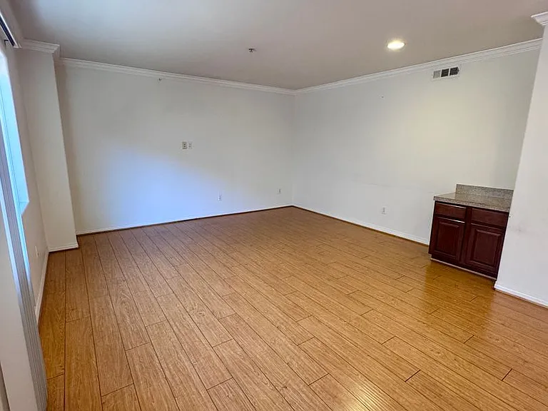 13525 Vanowen St #305 — Photo 7