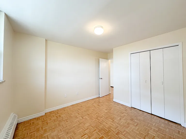 25 Paisley Blvd W — Photo 15