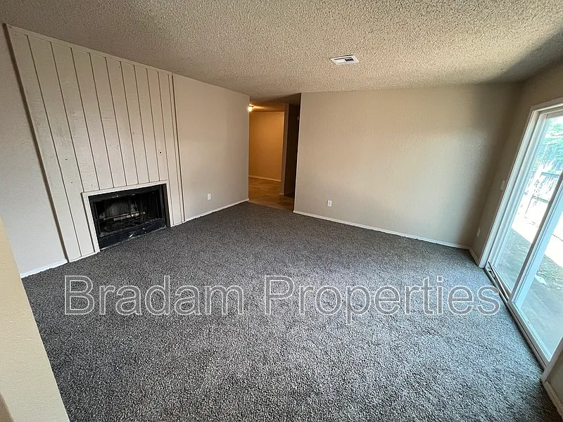 2 bed, 1.5 bath, 1100 sqft, $1,200 — Photo 2
