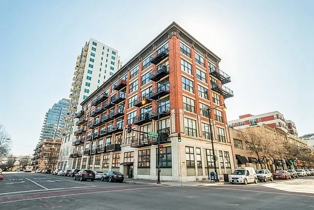 1601 S Michigan Ave APT 200 photo 1