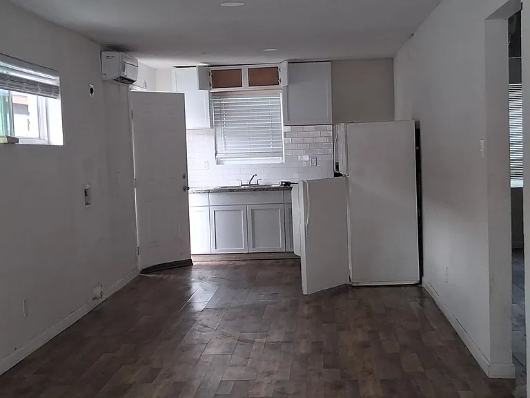 3809 Wipprecht St #6 — Photo 2