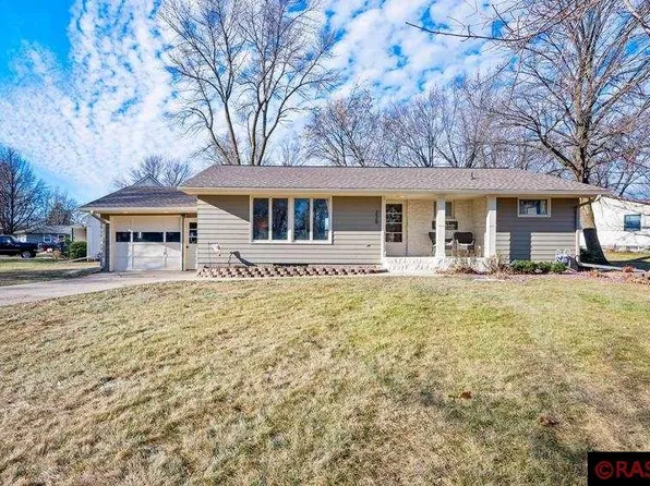 229 N Circle Dr, Blue Earth, MN 56013