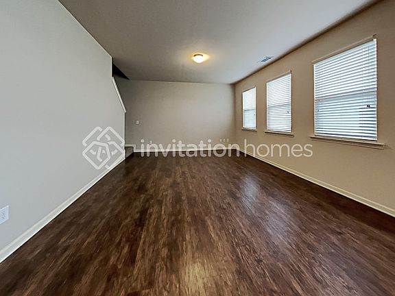 4th image of 3630 Brookhollow Dr