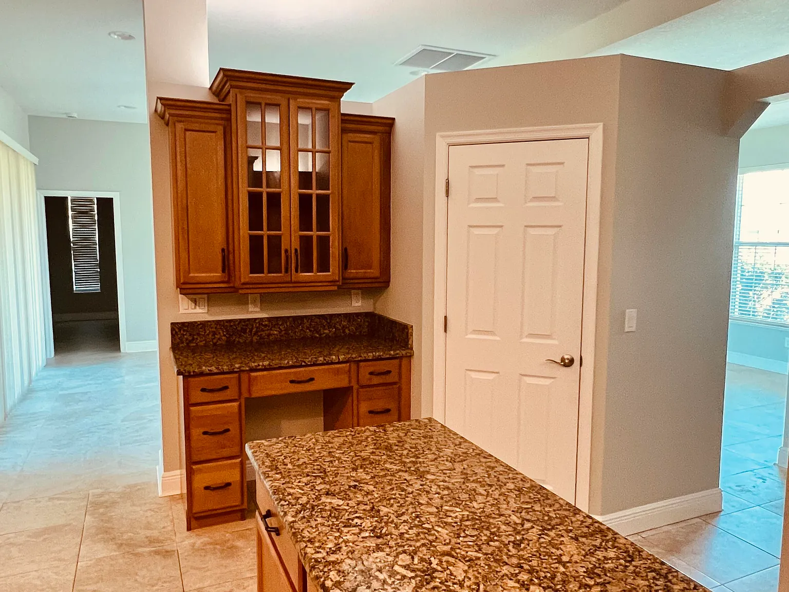 3 bed, 2.0 bath, 2117 sqft, $2,700 — Photo 4