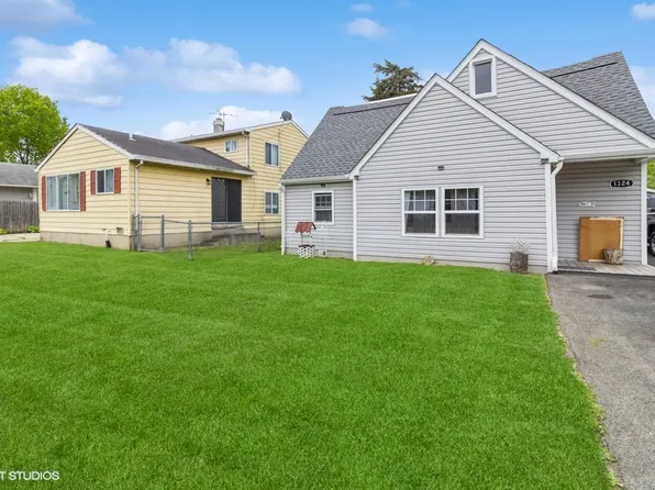 1324 Cherokee Dr, Round Lake Beach, IL 60073