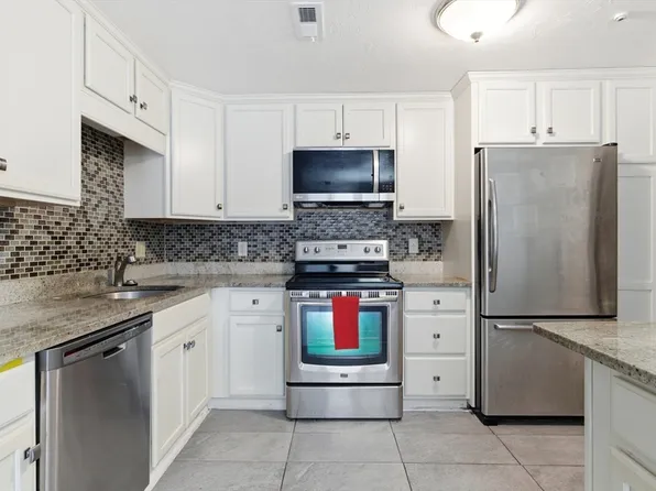 356 Neponset St APT E, Canton, MA 02021