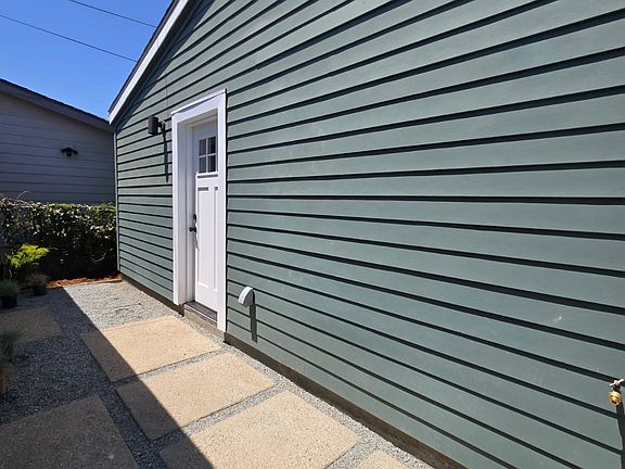 5th image of 126 1/2 Franklin Ct