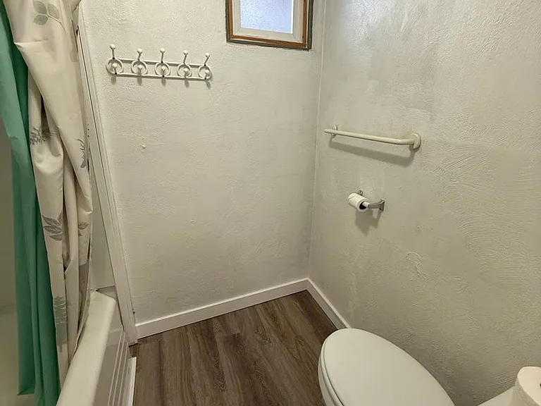 402 W Mercury St — Photo 14
