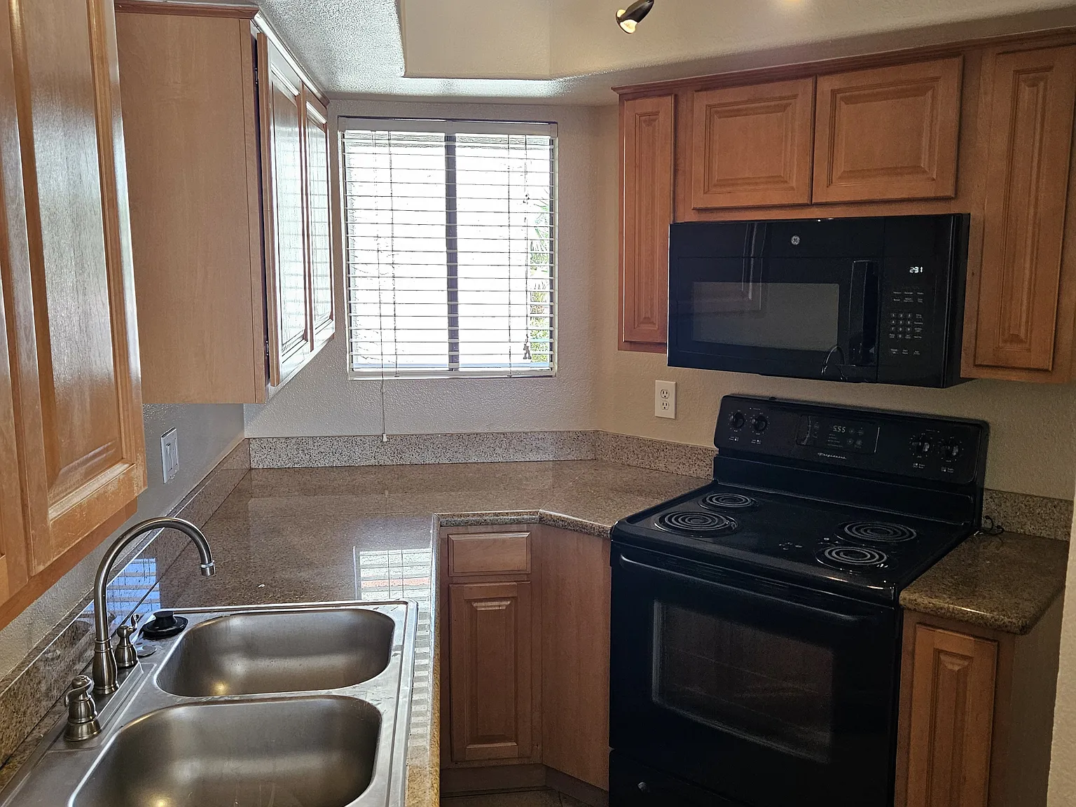 2 bed, 855 sqft, $1,599 — Photo 4